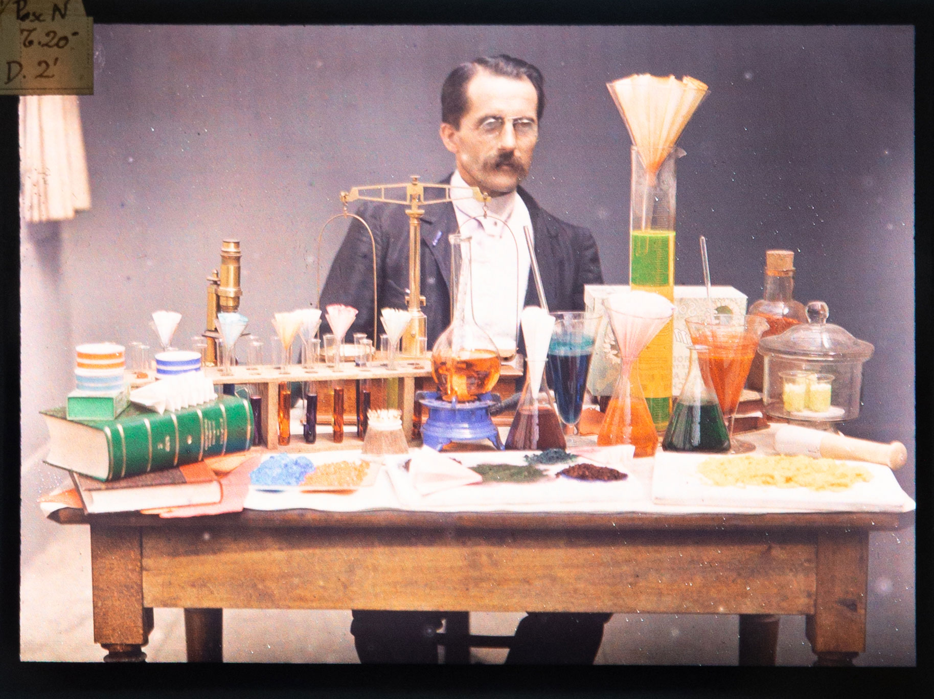 Portrait entouré d’instruments de laboratoire de chimie,, plaque autochrome
