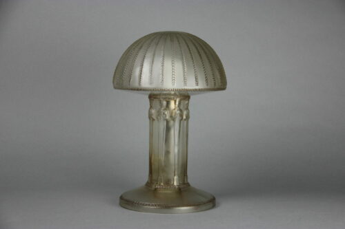 Lampe en verre opalescent moulé pressé, modèle Cariatides, signée à la main R Lalique
